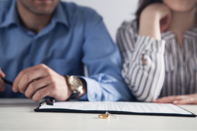 Pareja con anillos simbolizando divorcio y fin del matrimonio