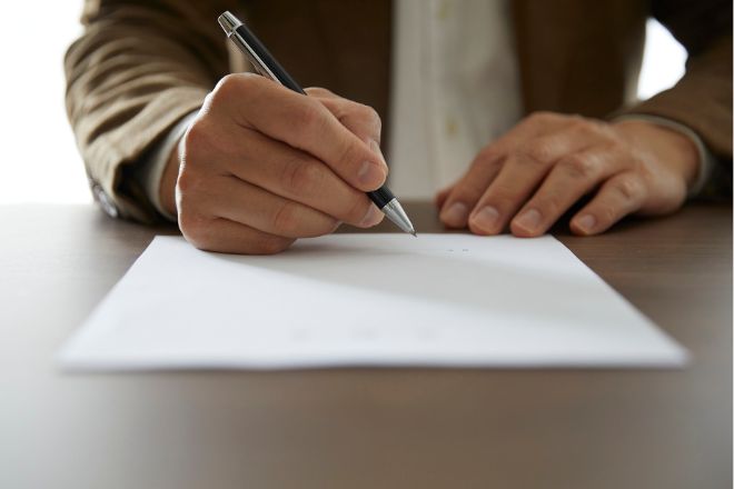 Persona firmando carta por despido