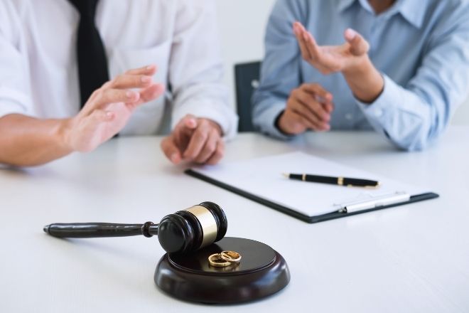 Pareja negociando un acuerdo de divorcio con la ayuda de un abogado de familia