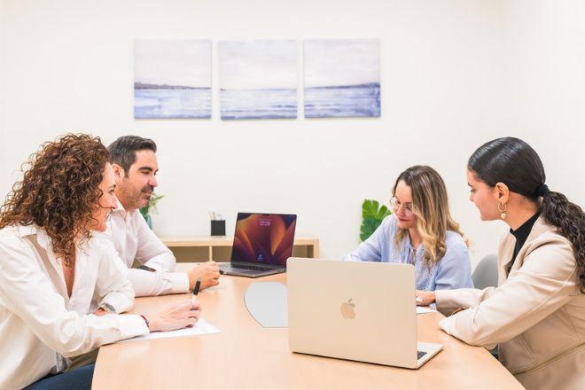 Equipo de trabajo reunido para planificar la estrategia empresarial