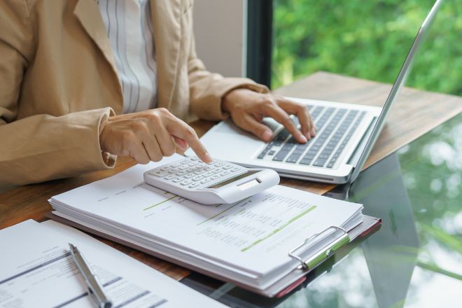 Cálculo de gastos y revisión de documentación financiera de un negocio